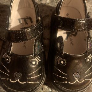 Toddler girls wee squeak black cat shoes. Size 5